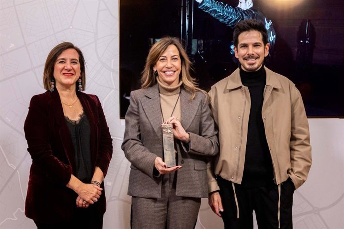 El artista de Monumental Tour, Michael Canitrot, entrega a la alcaldesa de Zaragoza, Natalia Chueca, el galardón logrado por ese evento de música y arte digital. También se ha sumado la consejera municipal de Educación y Cultura, Sara Fernández