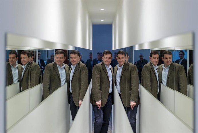 El presidente de la Junta, Alfonso Fernández Mañueco, en la exposición de obras de Yoko Ono en el Musac.