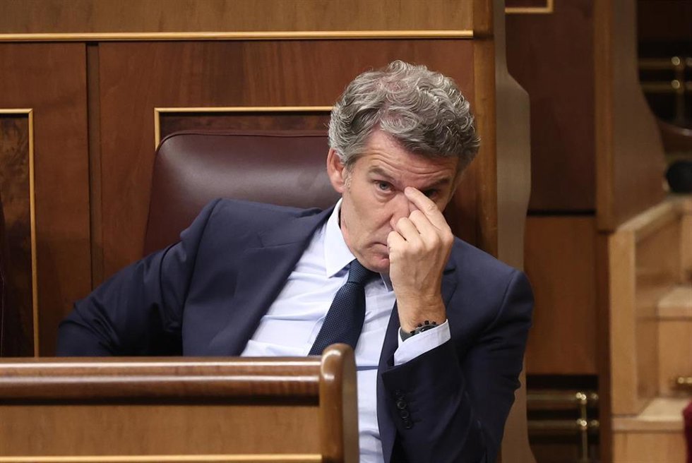 El presidente del Partido Popular, Alberto Núñez Feijóo, durante una sesión de control al Gobierno, en el Congreso de los Diputados, a 12 de noviembre de 2025, en Madrid (España). 
