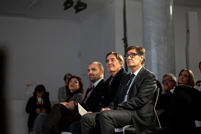 El presidente de la Generalitat de Cataluña, Salvador Illa(d) y el poeta Luis García Montero (c), durante la entrega del XX Premi Blanquerna, en el Palacio Neptuno de Madrid, a 18 de noviembre de 2025, en Madrid (España).
