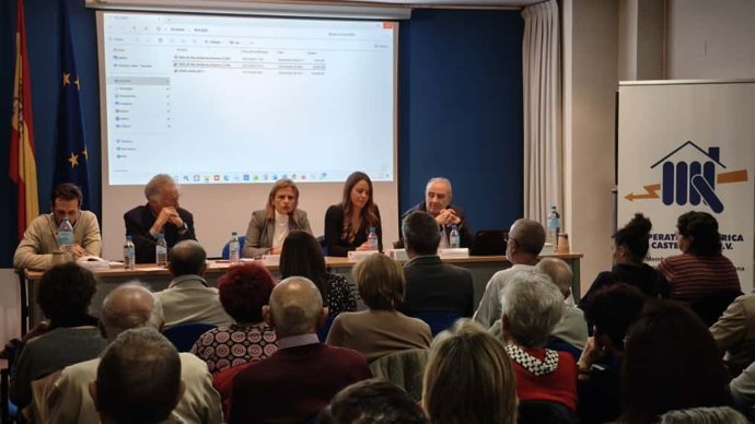 El Gobierno presenta a las pedanías del sur de València el plan para la mejora de la resiliencia frente a inundaciones