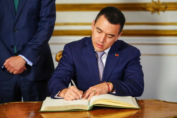 Archivo - El presidente de Ecuador, Daniel Noboa firma en el libro de honor  durante la reunión mantenida el día de hoy. A 29 de junio de 2025 en Sevilla, Andalucía (España). El presidente de la Junta de Andalucía, Juanma Moreno, ha mantenido un encuentro