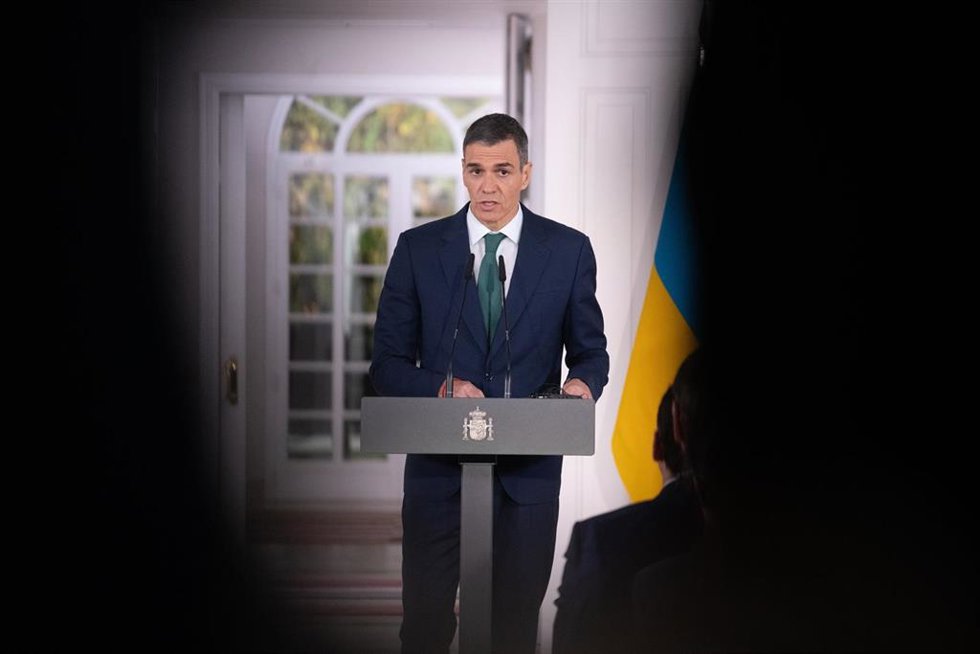 El presidente del Gobierno, Pedro Sánchez, durante una rueda de prensa posterior a su reunión con el presidente de Ucrania, Volodímir Zelenski, en el Palacio de la Moncloa, a 18 de noviembre de 2025, en Madrid (España). 