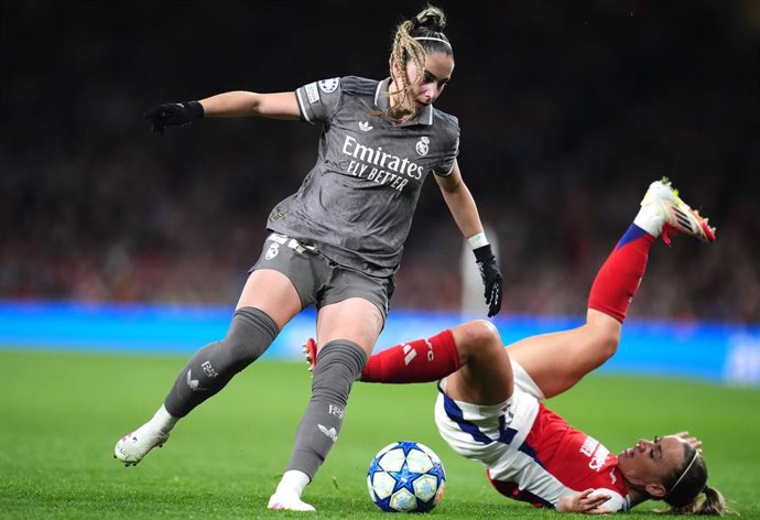 Archivo - 26 March 2025, United Kingdom, London: Real Madrid's Athenea (L) and Arsenal's Katie McCabe battle for the ball during the UEFA Women's Champions League quarter final soccer match between Arsenal and Real Madrid at the Emirates Stadium. Photo: A