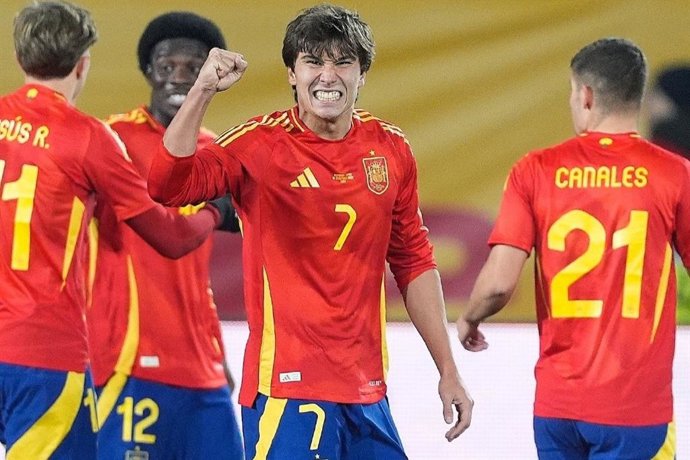 Gonzalo García celebra un gol con la selección española sub-21.