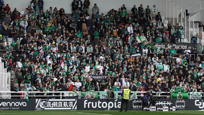 Archivo - Aficionados del Racing en El Plantío. Imagen de archivo.