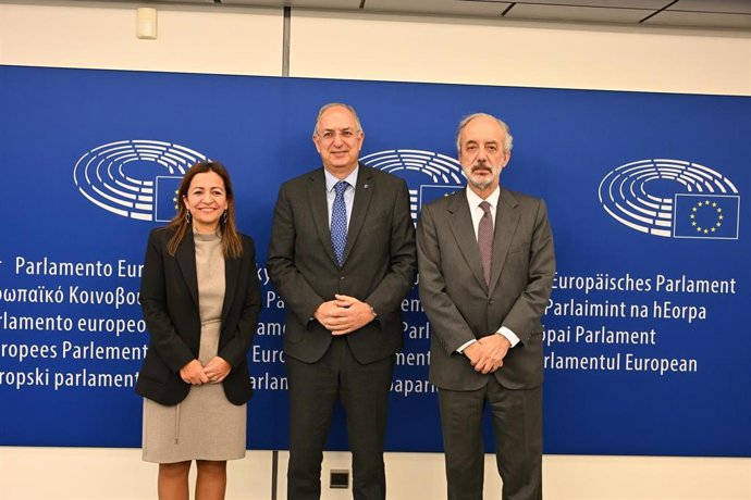 La conselleira do Mar, Marta Villaverde, el comisario de Pesca y Océanos, Costas Kadis, y el eurodiputado Francisco Millán Mon, en Bruselas