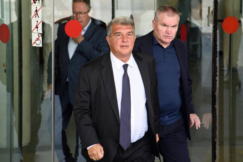 Imagen de archivo - El presidente del FC Barcelona, Joan Laporta (c), a su salida de declarar como testigo por presunta estafa vinculada al CF Reus Deportiu, ante la Ciutat de la Justícia, a 15 de julio de 2024, en Barcelona.