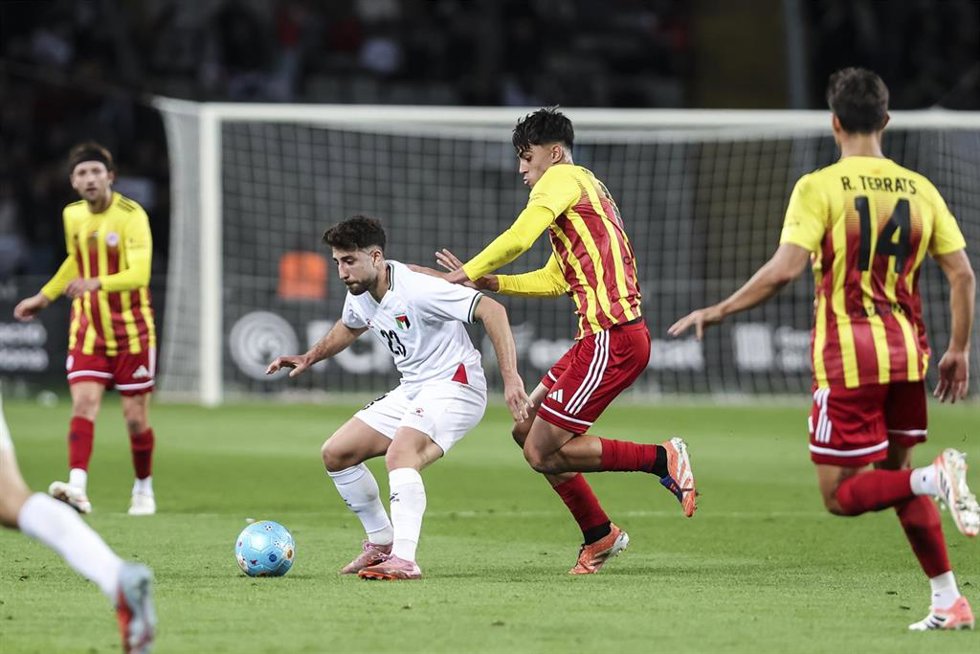 Acción del partido benéfico entre Catalunya y Palestina (2-1) en el Estadi Olímpic Lluís Companys