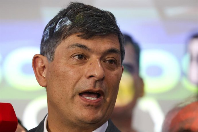 Santiago, 16 de noviembre 2025. El candidato presidencial, Franco Parisi, realiza un discurso durante el conteo de votos.  Sebastian Nanco/Aton Chile