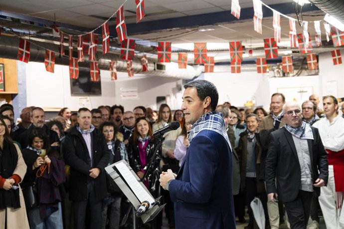 El Lehendakari, Imanol Pradales, con la diáspora en la Eskual Etxea de París