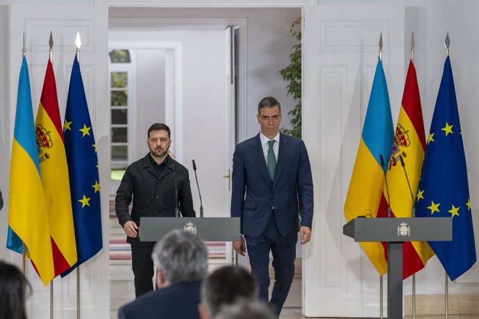 August 20, 2025, Madrid, Madrid, Spain: Ukrainian President VOLODYMYR ZELENSKY (L) and Spanish Prime Minister PEDRO SANCHEZ (R) arrive to give a press conference after signing an agreement at the Moncloa Palace in Madrid on November 18, 2025.