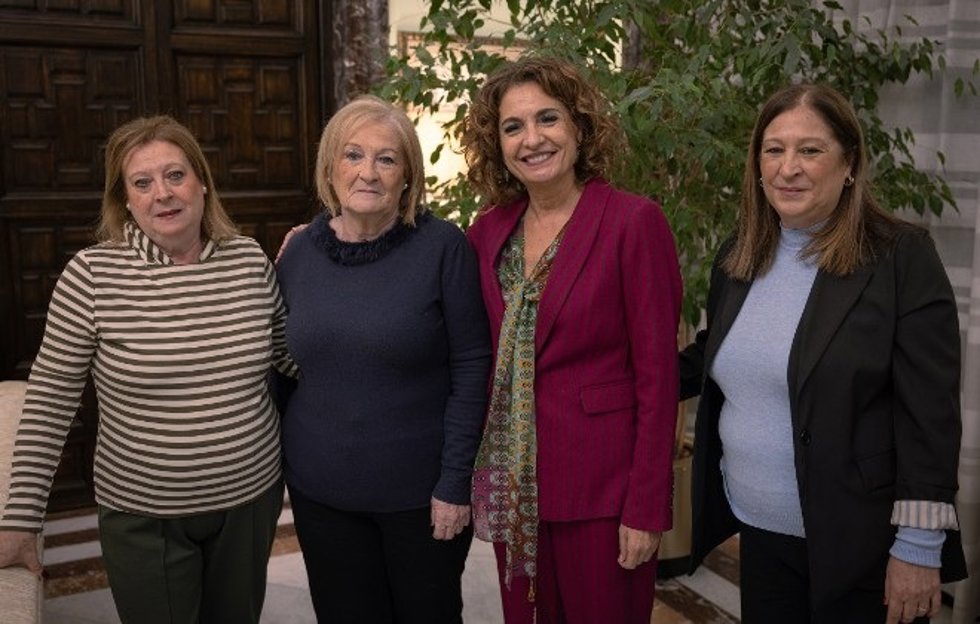 La vicepresidenta primera del Gobierno con, de izquierda a derecha, Paqui, Purificación y Dolores García Caparrós, hermanas de Manuel José García Caparrós.