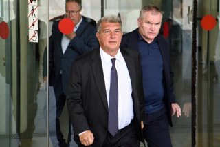 Archivo - Imatge d'arxiu - El president del FC Barcelona, Joan Laporta (c), a la seva sortida de declarar com a testimoni per presumpta estafa vinculada al CF Reus Deportiu, davant de la Ciutat de la Justícia, a 15 de juliol de 2024, a Barcelona.