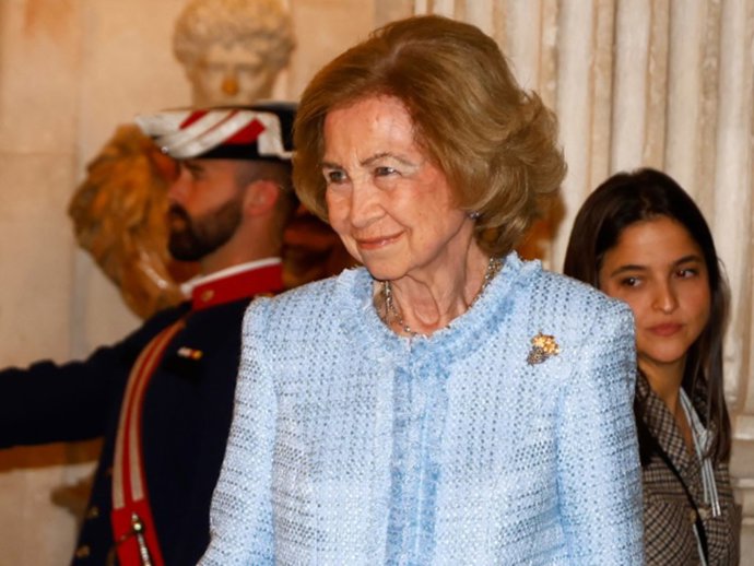 La Reina Doña Sofía durante la entrega del Premio Reina Sofía de Poesía Iberoamericana a Luis Alberto de Cuenca en el Palacio Real, a 18 de noviembre de 2025, en Madrid