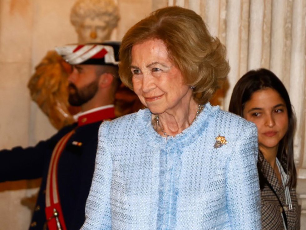 La Reina Doña Sofía durante la entrega del Premio Reina Sofía de Poesía Iberoamericana a Luis Alberto de Cuenca en el Palacio Real, a 18 de noviembre de 2025, en Madrid