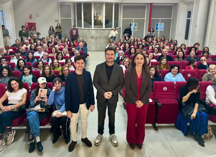 Encuentro del periodista de TVE y escritor Carlos del Amor celebrado en la Casa Colón.