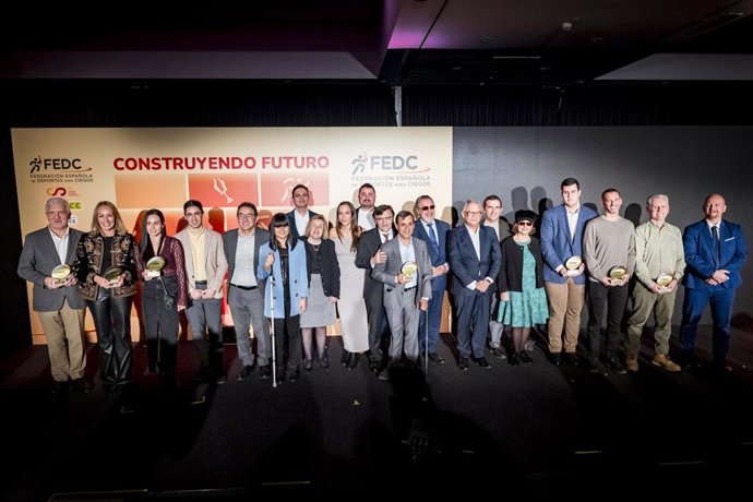 Foto de familia durante la gala de la FEDC en 2025.