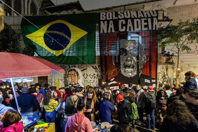 Archivo - 13 September 2025, Brazil, Sao Paulo: Demonstrators celebrate the conviction of Brazil's former President Bolsonaro with a barbecue in Sao Paulo. The Brazilian Supreme Court sentenced Bolsonaro to 27 years and three months in prison for the atte