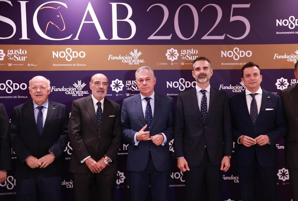 El consejero de Agricultura, Ramón Fernández Pacheco; el presidente del Parlamento, Jesús Aguirre, y el alcalde de Sevilla, José Luis Sanz, durante la inauguración de Sicab.