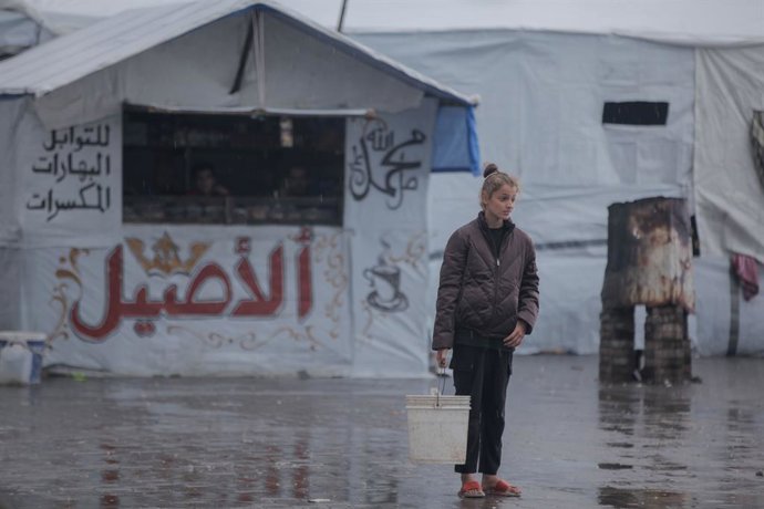 November 15, 2025, Gaza, Palestine: (INT) Gaza Families Struggle in Flooded Tents as Children and Youth Walk Through Heavy Rain at the Port. Gaza, Palestine  November 15, 2025 (Saturday): A strong winter storm swept across the Gaza Strip on Saturday, floo
