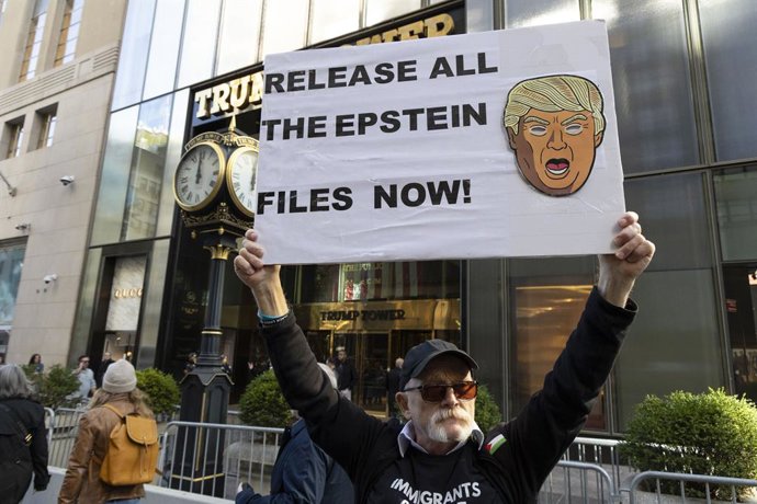 25 de outubro de 2025, Nova York, Nova York, EUA: Um manifestante anti-Trump da organização Rise and Resist segura um cartaz que diz "LIBERE TODOS OS ARQUIVOS DE EPSTEIN AGORA!" com um desenho de desenho animado do presidente Trump do lado de fora da Trum