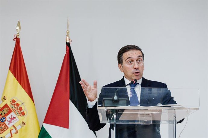El ministro de Exteriores, José Manuel Albares, durante el acto de entrega de la Gran Estrella de la Orden de Jerusalén por el embajador de Palestina en España, Husni Abdel Wahed, a 18 de noviembre de 2025, en Madrid (España).