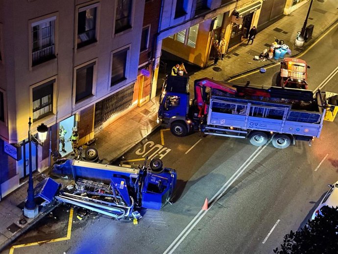 Camión volcado en la calle Fuertes Acevedo de Oviedo.