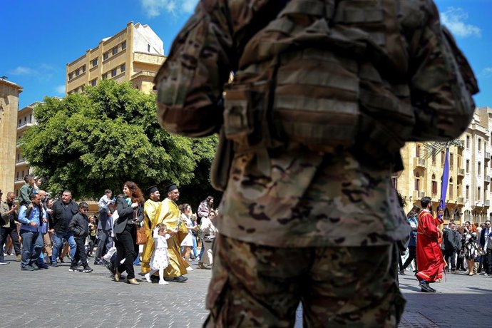 Archivo - April 13, 2025, Beirut, Beirut, Lebanon: A Lebanese soldiers secure the area where Lebanese celebrate Palm Sunday outside a local church in Beirut downtown.  The Orthodox and Maronite Churches in Lebanon celebrated Palm Sunday, which symbolicall