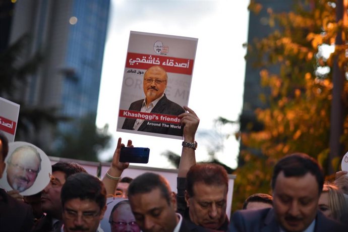 Archivo - Manifestantes sostienen pancartas con la imagen del periodista Yamal Jashogi, en protesta por su asesinato en el consultado saudí de la ciudad turca de Estambul en 2018