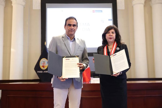 El titular del MTPE, Óscar Fernández Cáceres y la presidenta del Poder Judicial, Inés Tello Gilardi, muestran el convenio para implementar la plataforma que agilizará la justicia laboral y familiar.