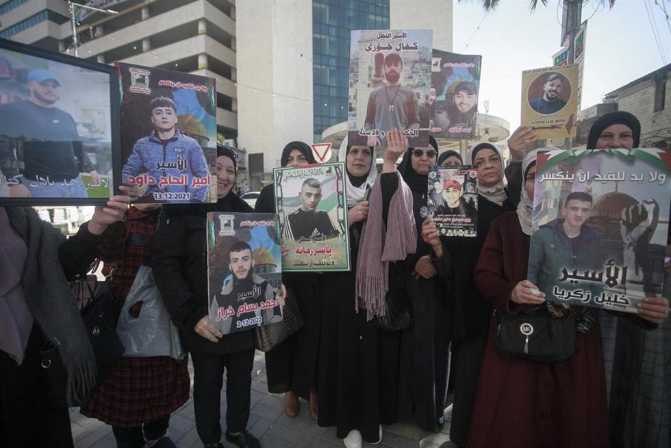Archivo - Un grupo de madres de palestinos encarcelados en Israel protestan en la ciudad cisjordana de Nablús