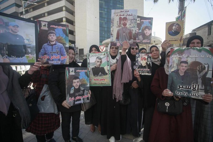 Archivo - 18 de fevereiro de 2025, Nablus, Cisjordânia, Palestina: Mães de prisioneiros palestinos cantam slogans e seguram fotos de seus filhos presos, exigindo um acordo de troca de prisioneiros entre o Hamas e Israel no segundo acordo de negociações en