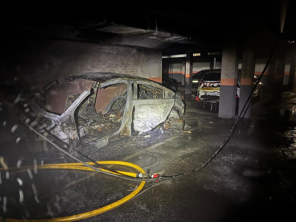 Un coche calcinado tras el incendio en un garaje de Colmenar Viejo, en la Comunidad de Madrid