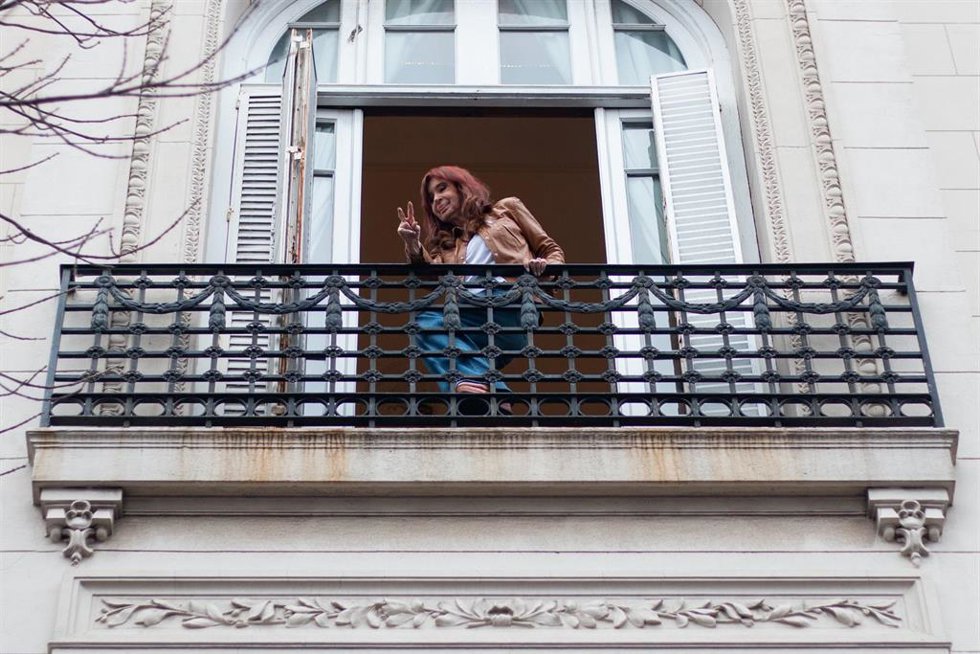 Archivo - La expresidenta de Argentina Cristina Fernández saluda a la gente reunida bajo el balcón de la vivienda de Buenos Aires en la que cumple con una pena de arresto domiciliario