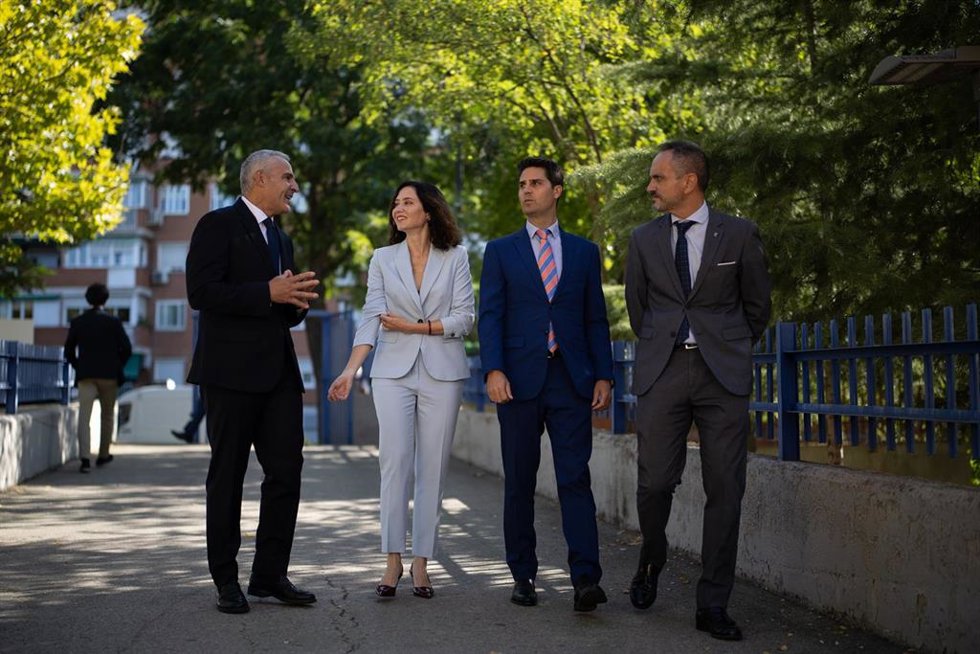 Archivo - La presidenta de la Comunidad de Madrid, Isabel Díaz Ayuso, junto al Consejero de Educación, Ciencia y Universidades, Emilio Viciana Duro (2d), visita el Centro Integrado de Formación Profesional Simone Ortega de Móstoles, a 9 de septiembre de
