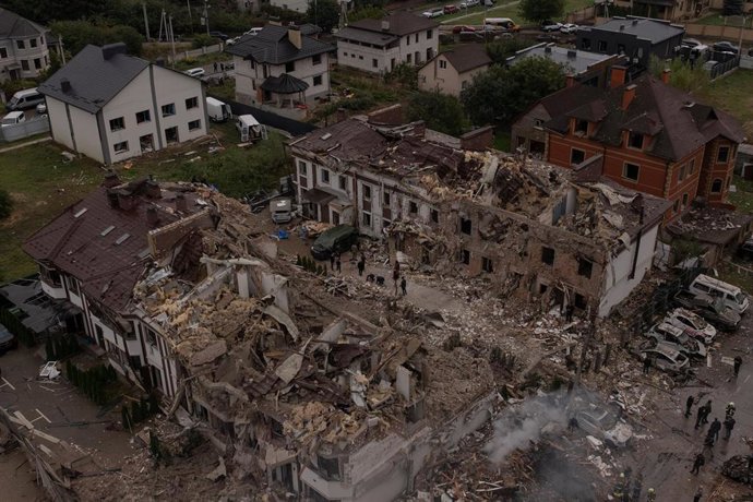 Archivo - Vista de los daños a una zona residencial en Kiev, Ucrania, por ataques masivos del Ejército ruso