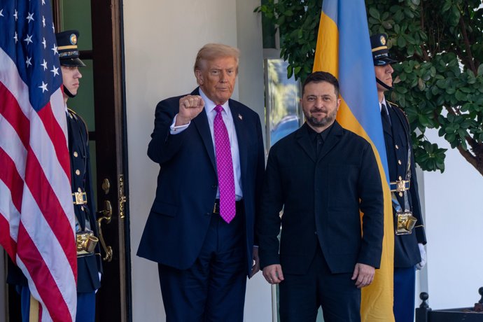 17 October 2025, US, Washington: US President Donald Trump (L) welcomes Ukrainian President Vladamir Zelensky ahead of their meeting at the White House. Photo: Andrew Leyden/ZUMA Press Wire/dpa