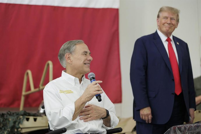 Archivo - Arquivo - 19 de novembro de 2023, Edinburg, Texas, Estados Unidos: O governador do Texas, GREG ABBOTT, faz comentários com o ex-presidente DONALD TRUMP no aeroporto internacional do sul do Texas em 19 de novembro de 2023 em Edinburg, Texas. Trum
