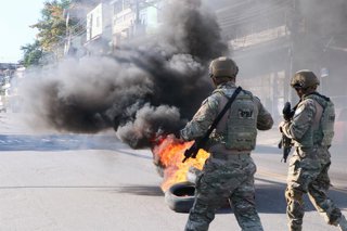 Archivo - 21 July 2022, Brazil, Rio de Janeiro: Brazilian military and civil police carry out an operation at the Complexo do Alemao favela. According to police and local media, at least four people died during a new police raid against organized crime in