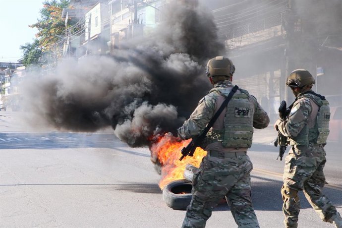 Archivo - 21 July 2022, Brazil, Rio de Janeiro: Brazilian military and civil police carry out an operation at the Complexo do Alemao favela. According to police and local media, at least four people died during a new police raid against organized crime in
