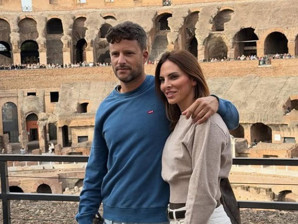 Irene Rosales y Guillermo, posando en el Coliseo de Roma