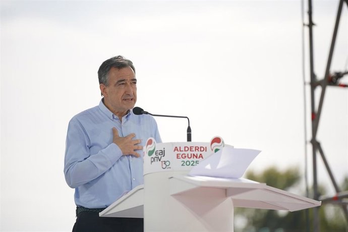 Archivo - El presidente del PNV, Aitor Esteban, interviene durante la celebración del 'Alderdi Eguna', a 28 de septiembre de 2025, en Foronda, Álava, País Vasco (España). El Alderdi Eguna es el día del Partido Nacionalista Vasco, que se celebra anualmente