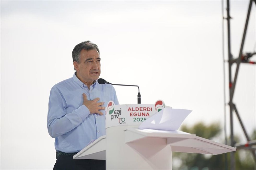 Archivo - El presidente del PNV, Aitor Esteban, interviene durante la celebración del 'Alderdi Eguna', a 28 de septiembre de 2025, en Foronda, Álava, País Vasco (España). El Alderdi Eguna es el día del Partido Nacionalista Vasco, que se celebra anualmen