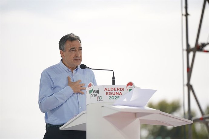Archivo - El presidente del PNV, Aitor Esteban, interviene durante la celebración del 'Alderdi Eguna', a 28 de septiembre de 2025, en Foronda, Álava, País Vasco (España). El Alderdi Eguna es el día del Partido Nacionalista Vasco, que se celebra anualmente