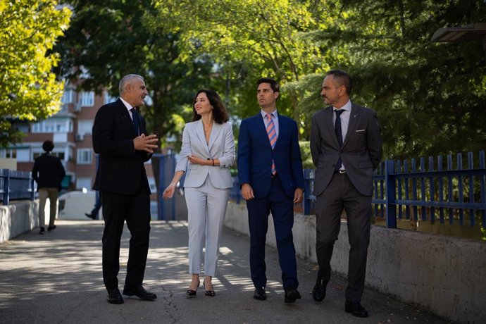 Archivo - Arquivo - A Presidente da Comunidade de Madri, Isabel Díaz Ayuso, juntamente com o Ministro Regional da Educação, Ciência e Universidades, Emilio Viciana Duro (2d), visita o Centro Integrado de Formação Profissional Simone Ortega de Móstoles, em
