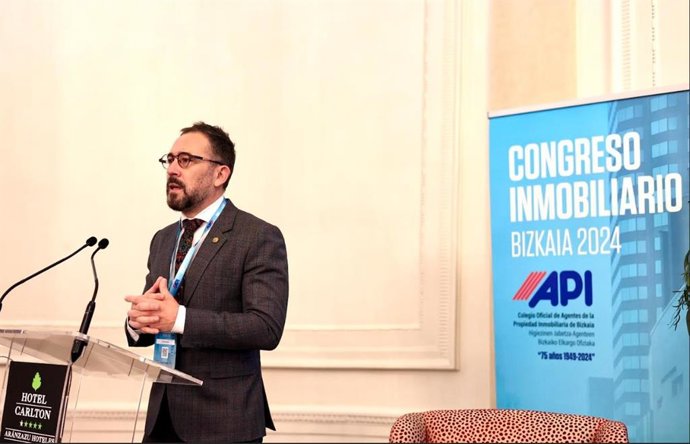 Archivo - El consejero de Vivienda y Agenda Urbana del Gobierno Vasco, Denis Itxaso