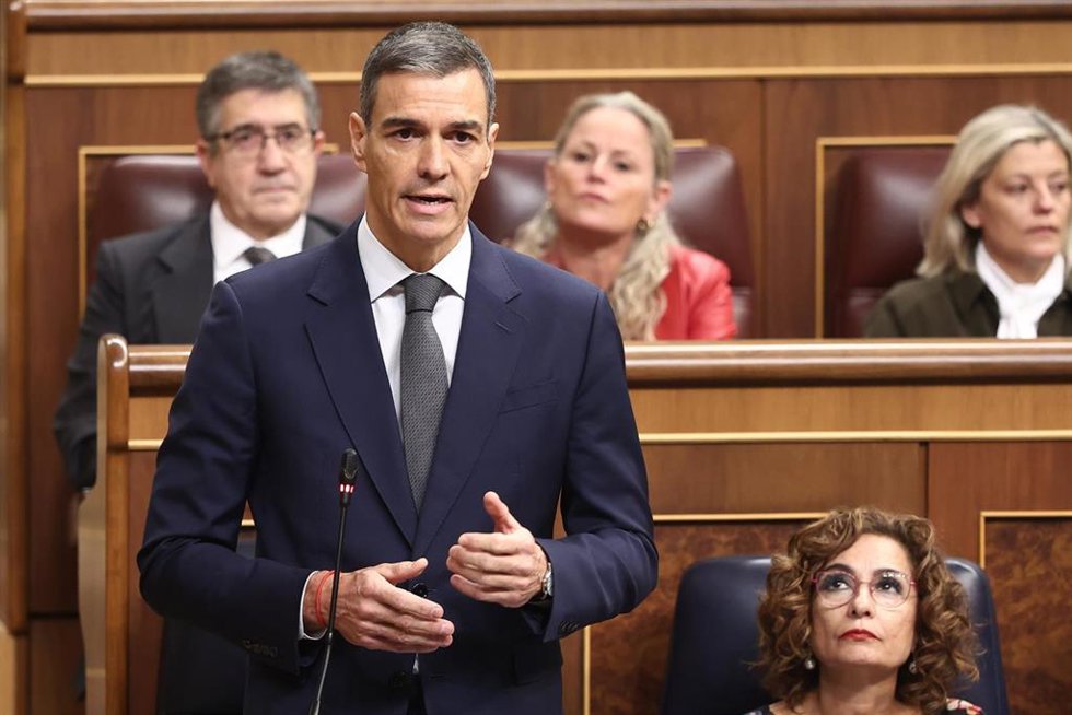 El presidente del Gobierno, Pedro Sánchez, y la vicepresidenta primera y ministra de Hacienda, María Jesús Montero, durante una sesión de control, en el Congreso de los Diputados, en una imagen de archivo