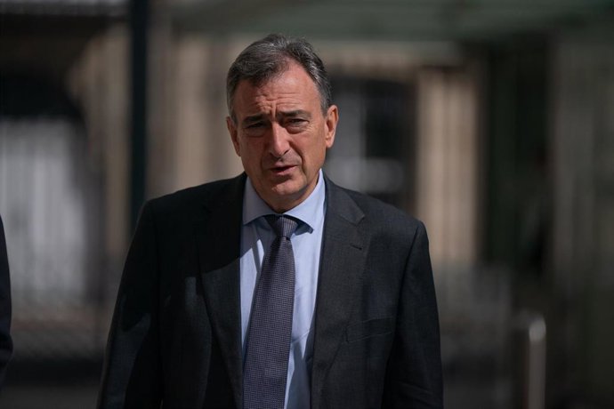 Archivo - El presidente del PNV, Aitor Esteban llega a una reunión, en el Parlamento vasco, a 22 de septiembre de 2025, en Vitoria-Gasteiz