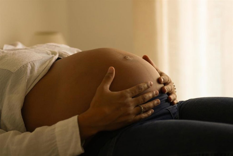 Una mujer embarazada